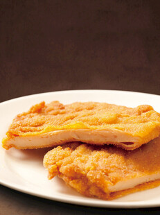 香酥炸鸡排摆于白盘上