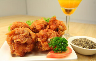美味炸鸡配小食与饮品