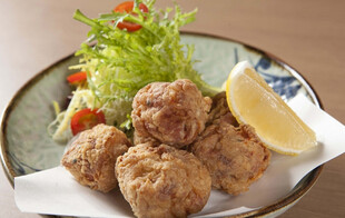 日式炸肉饼配蔬菜与柠檬