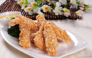 香酥炸鸡块摆放在白盘上