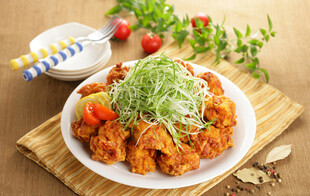 美味炸鸡配蔬菜摆盘
