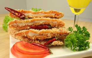 香酥炸鱼配红椒与蔬菜