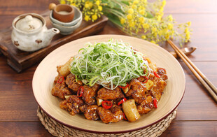 美味蔬菜炒肉摆放在盘中