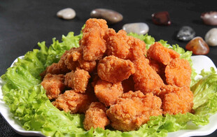 美味香酥炸鸡块摆生菜上