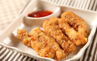 美味香酥炸鸡块配蘸酱