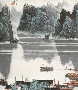 水墨山水间的江畔船只景象