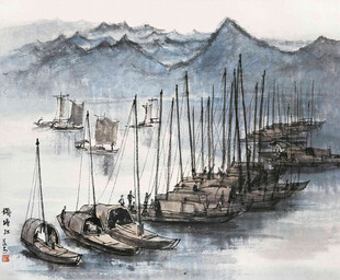 水墨山水间的帆船景致