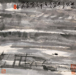 水墨山水间的孤舟图景