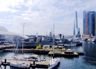 海港码头停泊的众多船只