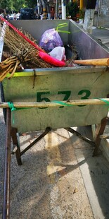 工人操作绿色环卫清洁车
