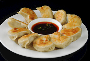 美味煎饺配蘸料