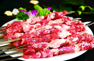 新鲜羊肉串