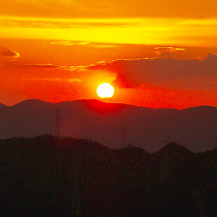 夕阳西下映山峦