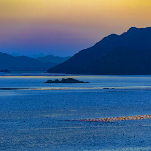 夕阳下的宁静山海景色