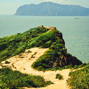 海边绿意盎然的陡峭崖岸