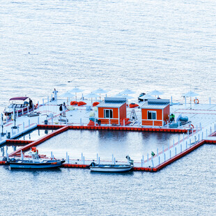 海上橙色建筑与停泊船只