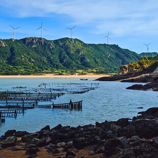 湖畔山水间的渔排景致