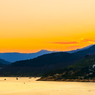夕阳下的山水湖景风光