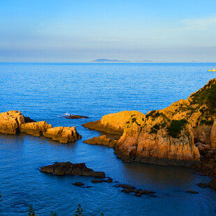 海边嶙峋岩石与辽阔海景