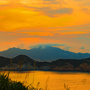 夕阳下的山水美景