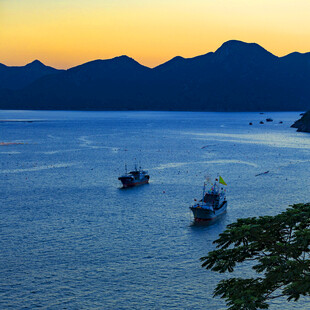 海上渔船伴日暮美景