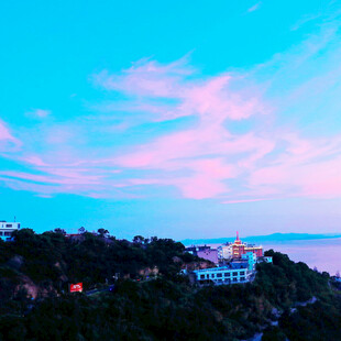 黄昏时山顶的美丽建筑风景