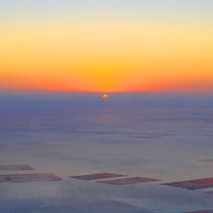 高空俯瞰壮丽日出景观