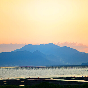 夕阳下的山水与桥梁美景
