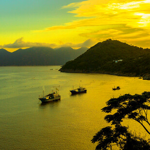 夕阳下的宁静海面与船只