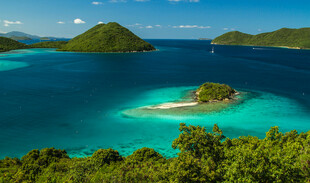 美丽海岛的迷人蓝色海景