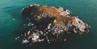 海中孤岩