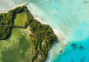 海岛绿意与碧海蓝天美景