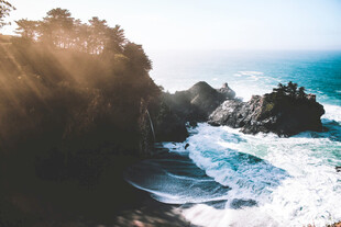海岸阳光海浪岩石美景
