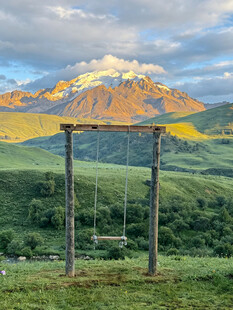 山间秋千与壮丽远山美景
