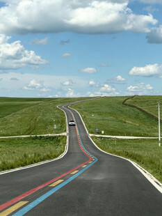 草原上的多彩公路