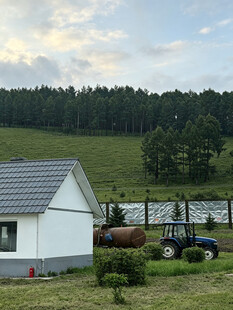 乡村小屋旁的田园风光