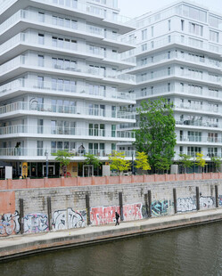 河畔现代建筑与街头涂鸦