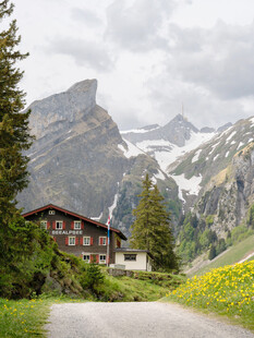 山间小屋旁的秀丽风景