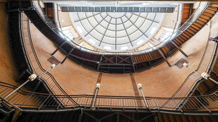 复古华丽的旋转楼梯