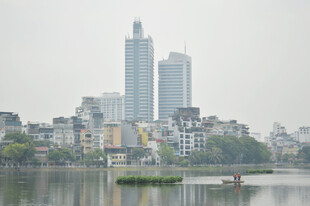 湖畔城市景观