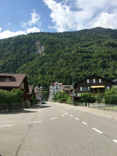 山间宁静村落的道路风景