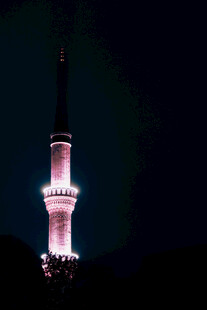 夜晚发光的高耸尖塔