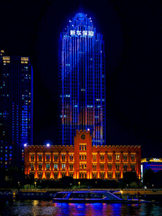 城市夜景中的璀璨建筑