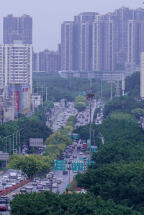 城市道路与林立高楼景观