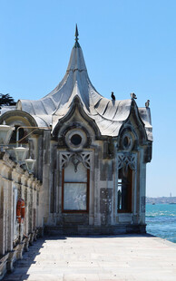 海边独特尖顶建筑景观