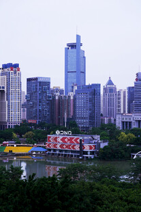城市河畔高楼风景