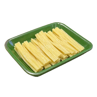 绿色托盘上的美味腐竹