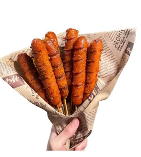 手持美味烤肠