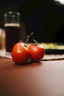 桌上双番茄与饮品
