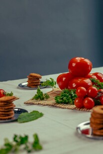 新鲜蔬菜与美味煎饼展示
